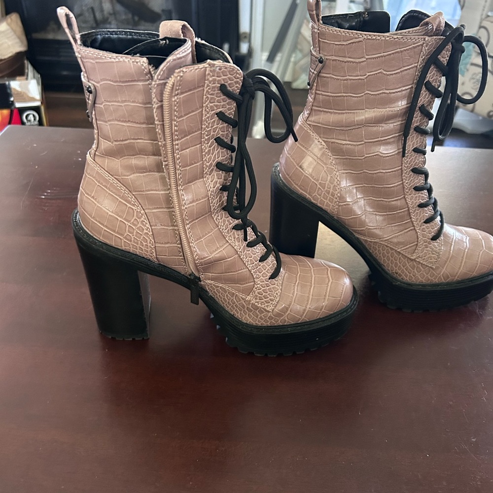 Guess Lace up boots Sz 9 GUC